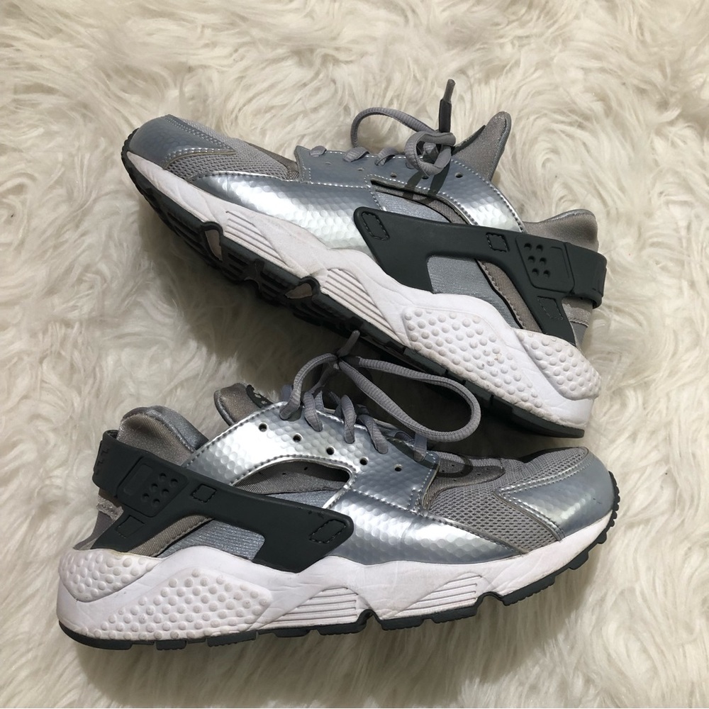 NIKE air huarache sneaker Grey and silver women’s 7.5 sneakers tennis shoes cute